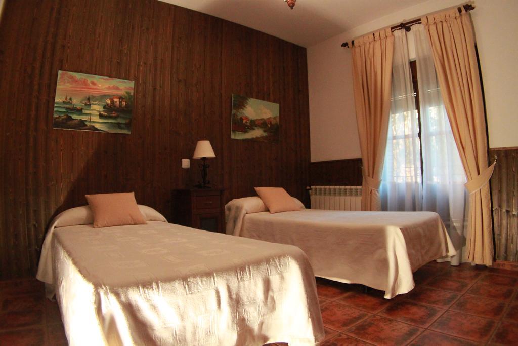 Casa Rural Pena Falcon Guest House Torrejon el Rubio Luaran gambar